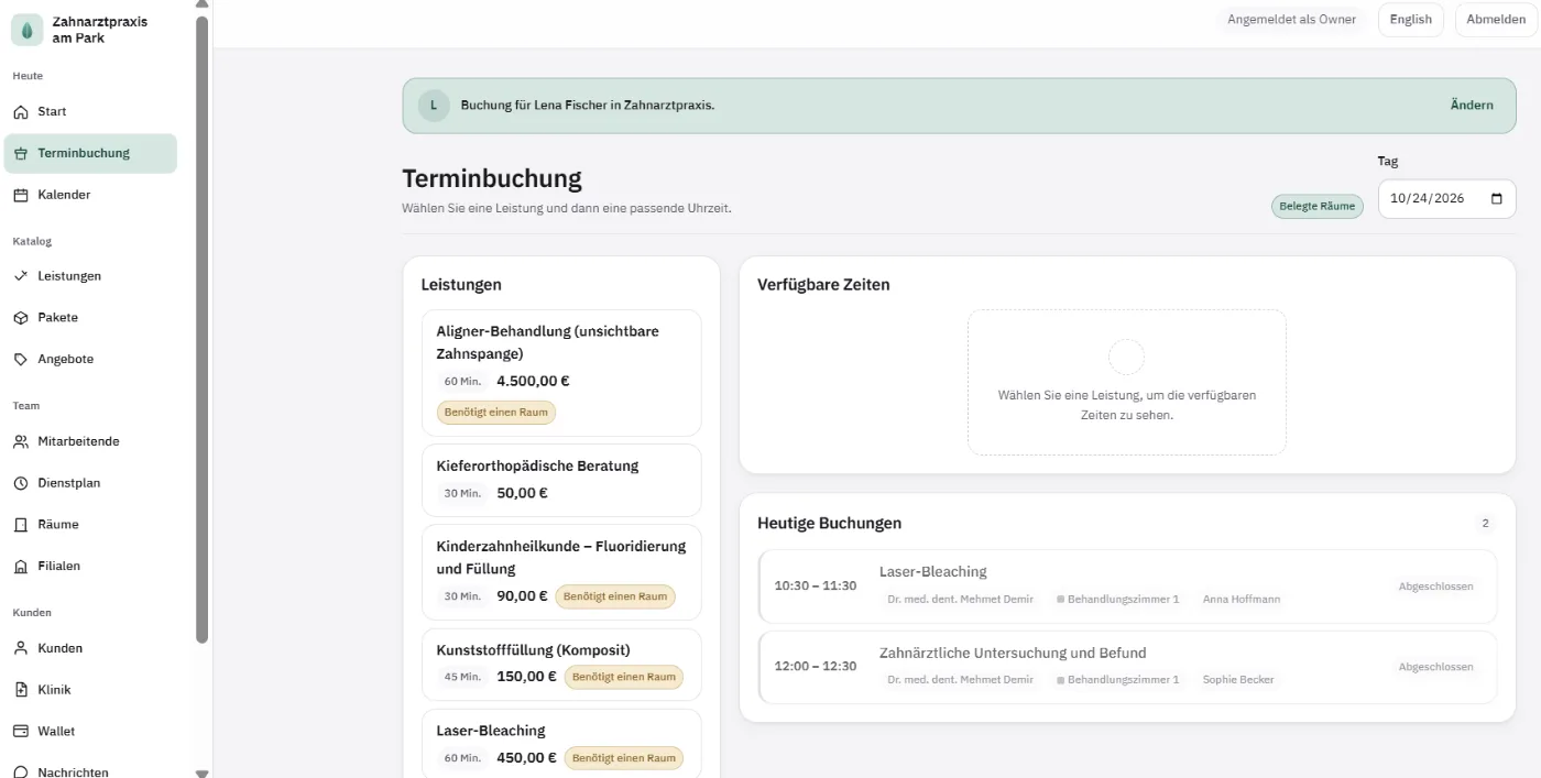 Terminbuchung mit den Leistungen und ihren Preisen, dem Raumbedarf je Leistung und den heutigen Buchungen samt Behandler und Behandlungszimmer