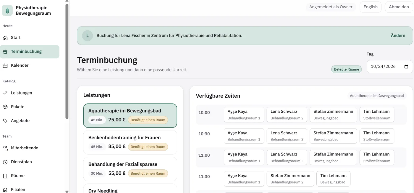 Terminbuchung für Aquatherapie, bei der jede freie Zeit die Therapeutin zusammen mit der zu dieser Stunde freien Ressource nennt — Behandlungsraum 1, Behandlungsraum 2, das Bewegungsbad oder der Stoßwellenraum