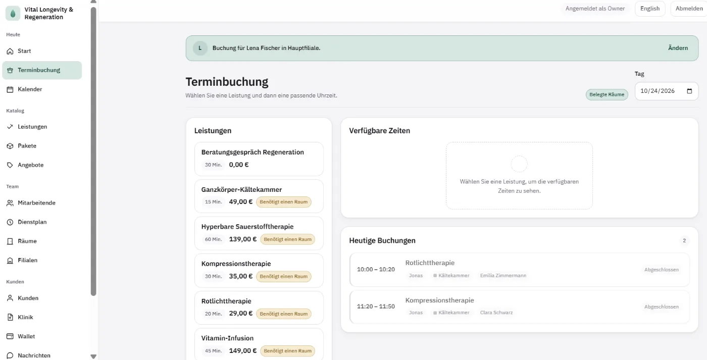 Terminbuchung, in der jede Leistung einen Raum benötigt und die heutigen Buchungen die Kältekammer als reservierte Ressource nennen, mit der Mitarbeiterin daneben